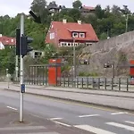 דירה Kjellerleilighet I Fana Til Leie-med Gratis Parkering Og Mange Kollektiv Reisemuligheter ברגן