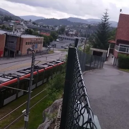 Kjellerleilighet I Fana Til Leie-med Gratis Parkering Og Mange Kollektiv Reisemuligheter * ברגן