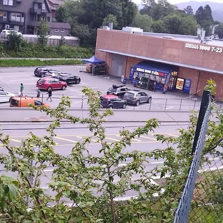 Kjellerleilighet I Fana Til Leie-med Gratis Parkering Og Mange Kollektiv Reisemuligheter ברגן