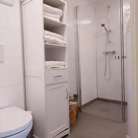 Leilighet Kjellerleilighet I Fana Til Leie-med Gratis Parkering Og Mange Kollektiv Reisemuligheter Bergen