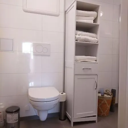 Apartment Kjellerleilighet I Fana Til Leie-med Gratis Parkering Og Mange Kollektiv Reisemuligheter Bergen