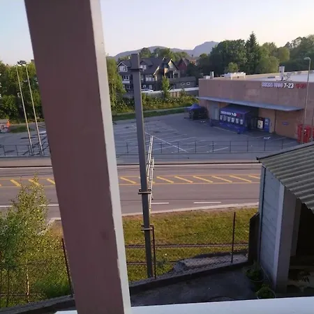 Kjellerleilighet I Fana Til Leie-med Gratis Parkering Og Mange Kollektiv Reisemuligheter Lejlighed