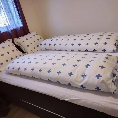 Kjellerleilighet I Fana Til Leie-med Gratis Parkering Og Mange Kollektiv Reisemuligheter * Bergen