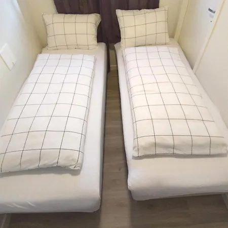 Kjellerleilighet I Fana Til Leie-med Gratis Parkering Og Mange Kollektiv Reisemuligheter * 베르겐