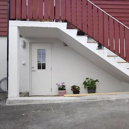 Kjellerleilighet I Fana Til Leie-med Gratis Parkering Og Mange Kollektiv Reisemuligheter Apartment