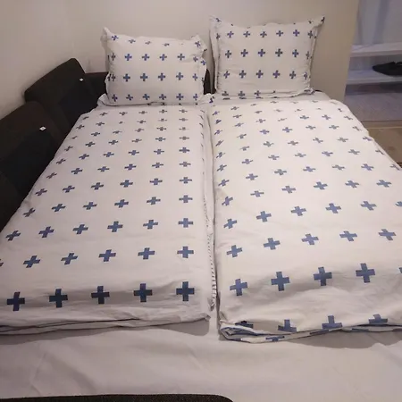 Kjellerleilighet I Fana Til Leie-med Gratis Parkering Og Mange Kollektiv Reisemuligheter Leilighet