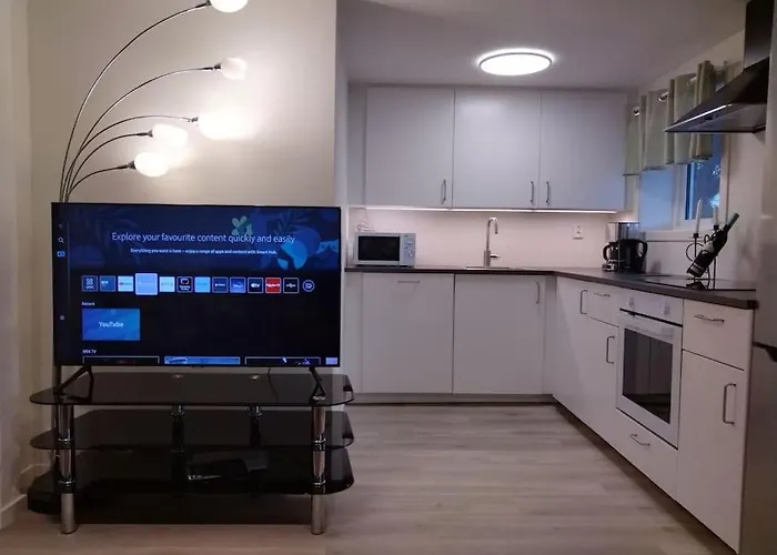 Kjellerleilighet I Fana Til Leie-med Gratis Parkering Og Mange Kollektiv Reisemuligheter Lägenhet *