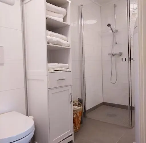 아파트 Kjellerleilighet I Fana Til Leie-med Gratis Parkering Og Mange Kollektiv Reisemuligheter 베르겐