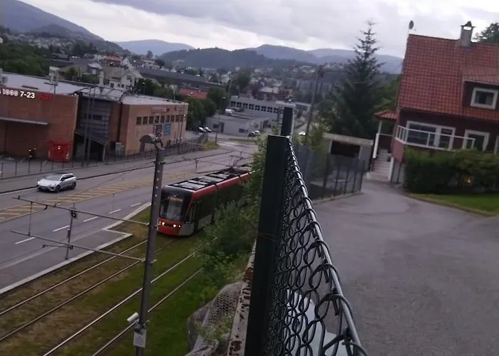 아파트 Kjellerleilighet I Fana Til Leie-med Gratis Parkering Og Mange Kollektiv Reisemuligheter 베르겐