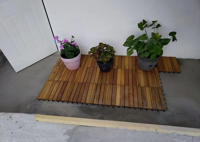 Kjellerleilighet I Fana Til Leie-med Gratis Parkering Og Mange Kollektiv Reisemuligheter 아파트