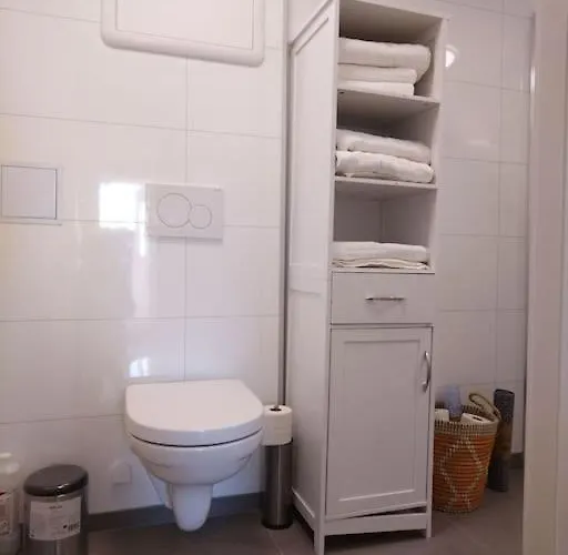 아파트 Kjellerleilighet I Fana Til Leie-med Gratis Parkering Og Mange Kollektiv Reisemuligheter 베르겐