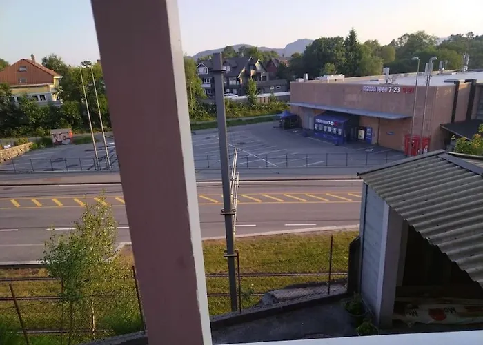 Kjellerleilighet I Fana Til Leie-med Gratis Parkering Og Mange Kollektiv Reisemuligheter Lägenhet