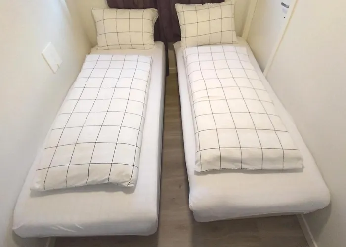 Kjellerleilighet I Fana Til Leie-med Gratis Parkering Og Mange Kollektiv Reisemuligheter * 베르겐