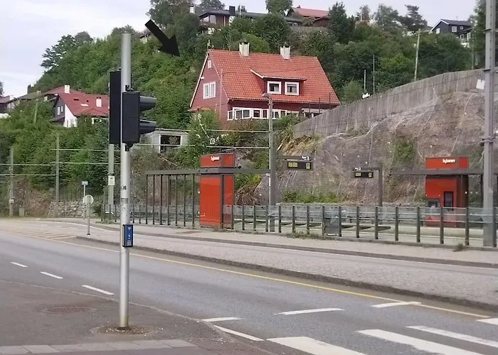 아파트 Kjellerleilighet I Fana Til Leie-med Gratis Parkering Og Mange Kollektiv Reisemuligheter 베르겐