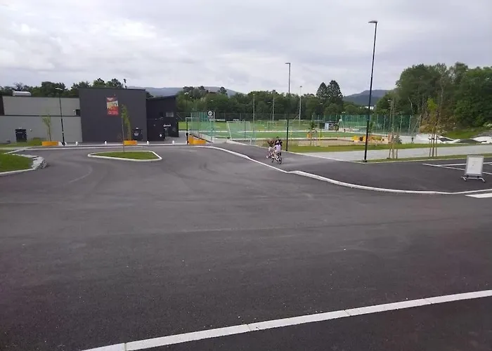 Kjellerleilighet I Fana Til Leie-med Gratis Parkering Og Mange Kollektiv Reisemuligheter * 베르겐