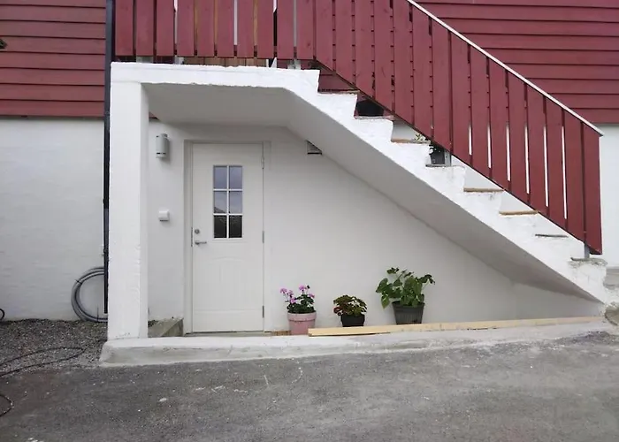 Kjellerleilighet I Fana Til Leie-med Gratis Parkering Og Mange Kollektiv Reisemuligheter Lägenhet