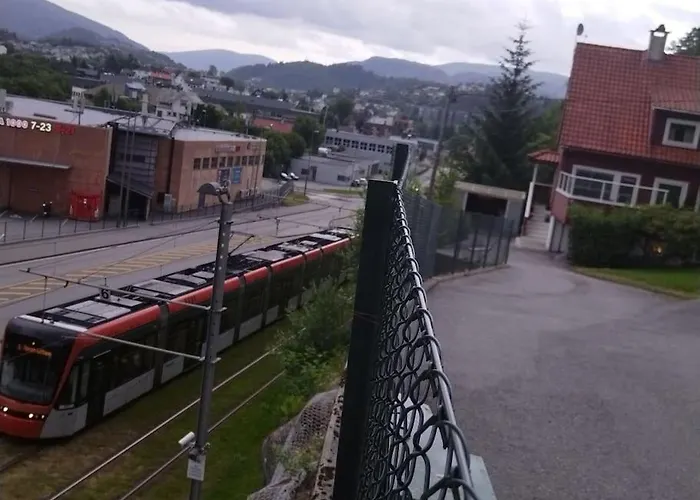 Kjellerleilighet I Fana Til Leie-med Gratis Parkering Og Mange Kollektiv Reisemuligheter * 베르겐