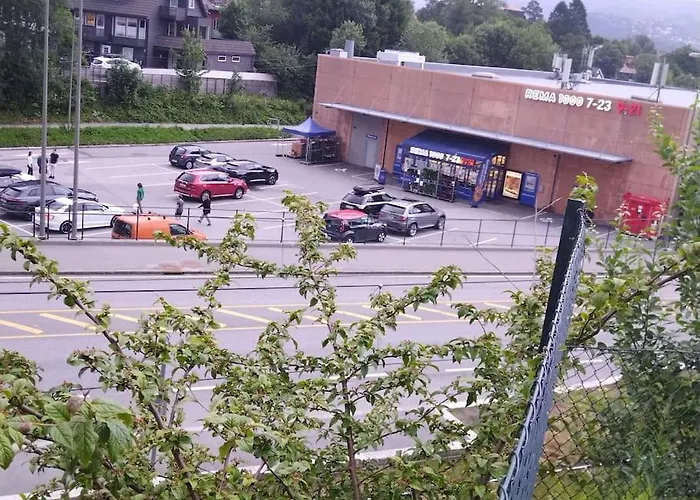 Kjellerleilighet I Fana Til Leie-med Gratis Parkering Og Mange Kollektiv Reisemuligheter 베르겐